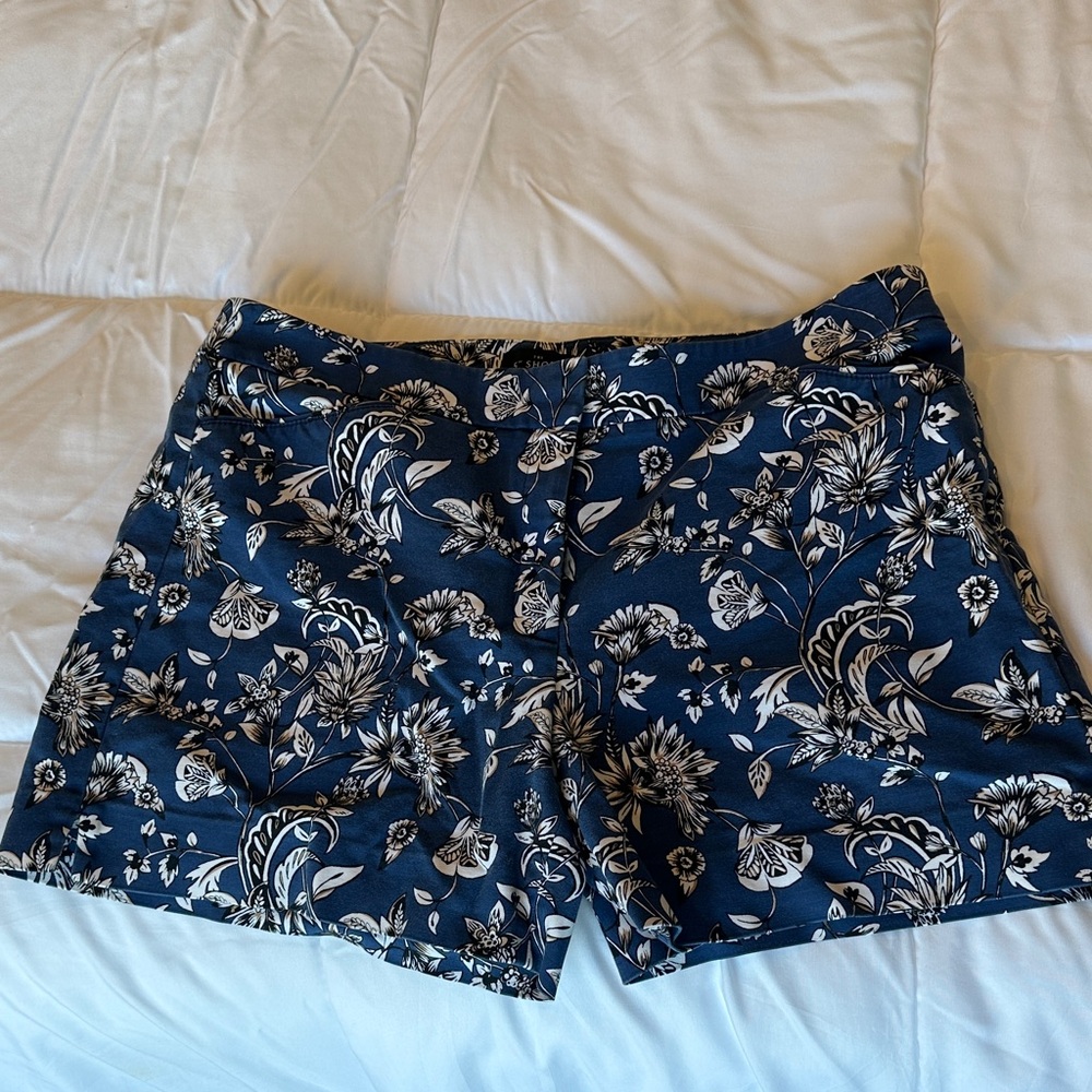 2 pair : White House Black Market 5” SHORT - Picture 2 of 11
